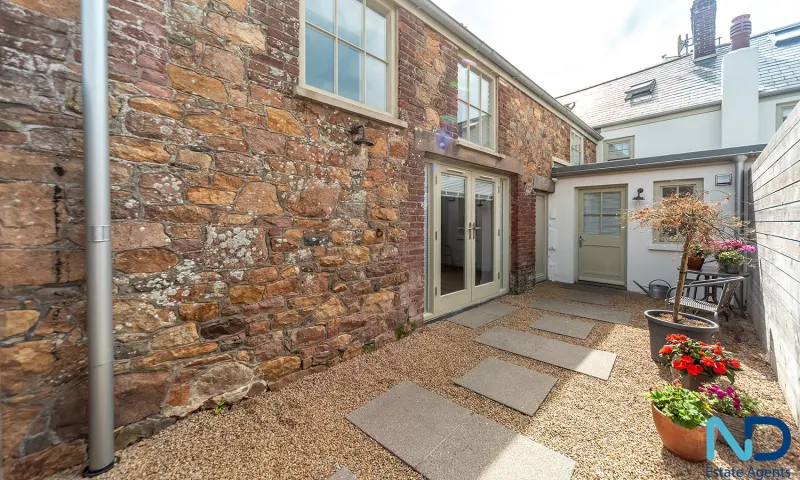 St Peter - Three Bedroom Cottage with Gardens and Parking, St Peter — photo 2 of 32