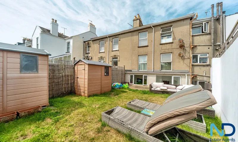 St Helier - One Bedroom Apartment with Study, Storage and Communal Garden, St Helier — photo 2 of 21
