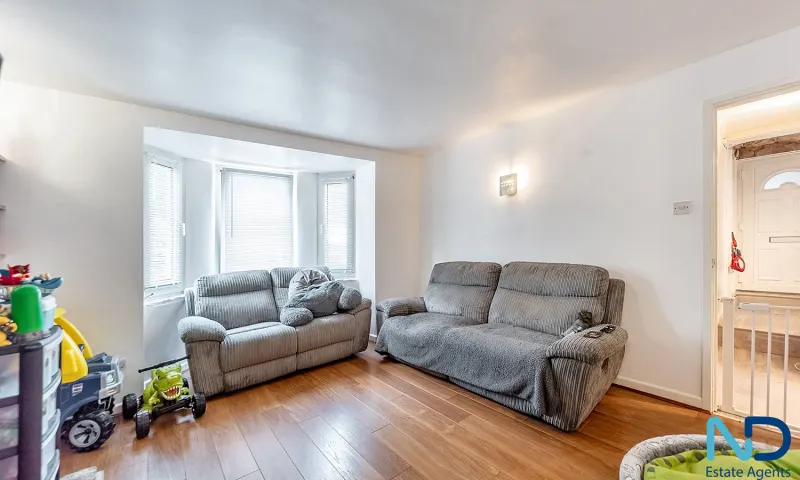 St Helier - One Bedroom Apartment with Study, Storage and Communal Garden, St Helier — photo 4 of 21