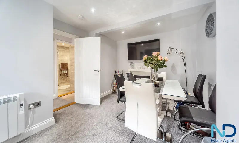 St Helier - One Bedroom Top Floor Apartment, St Helier — photo 4 of 21