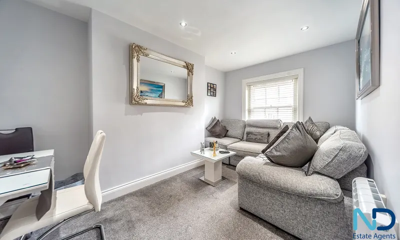 St Helier - One Bedroom Top Floor Apartment, St Helier — photo 5 of 21