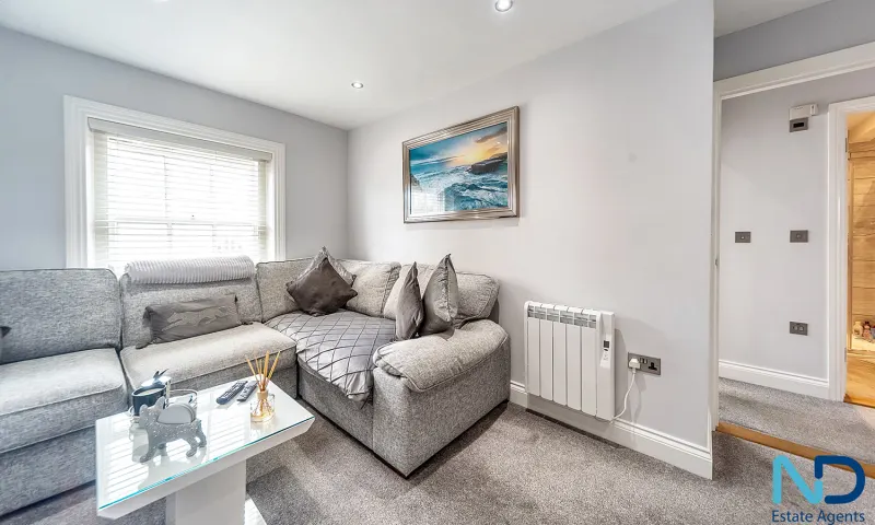 St Helier - One Bedroom Top Floor Apartment, St Helier — photo 6 of 21
