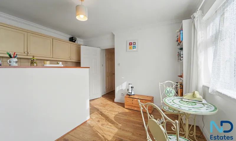 St Helier - One Bedroom Apartment with Parking and Communal Gardens, St Helier — photo 3 of 17