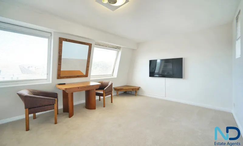 St Helier - One Bedroom Top Floor Apartment with Parking, St Helier — photo 2 of 12