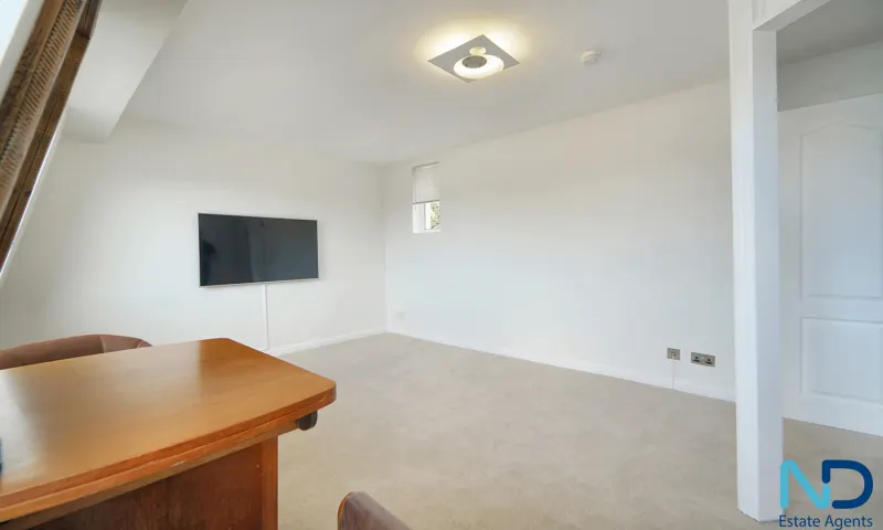 St Helier - One Bedroom Top Floor Apartment with Parking, St Helier — photo 5 of 12