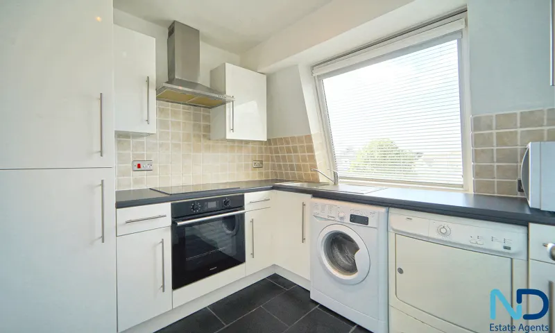St Helier - One Bedroom Top Floor Apartment with Parking, St Helier — photo 6 of 12