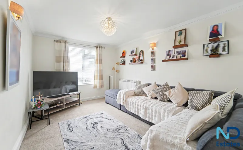 St Helier - One Bedroom Apartment with Parking and Communal Gardens, St Helier — photo 3 of 17