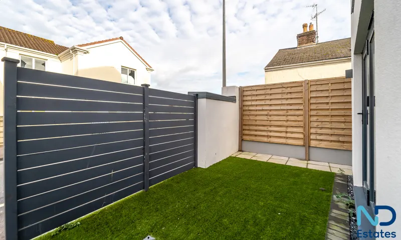 St Helier - Three Bedroom House with Parking, Patio Garden & Balcony, St Helier — photo 2 of 35