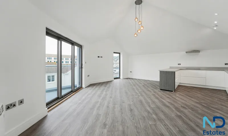 St Helier - Three Bedroom House with Parking, Patio Garden & Balcony, St Helier — photo 3 of 35