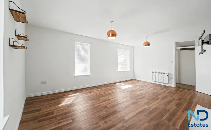 St Helier - Spacious One Bedroom Apartment with Storage in Town - First Time Buyers Only, St Helier — photo 4 of 17
