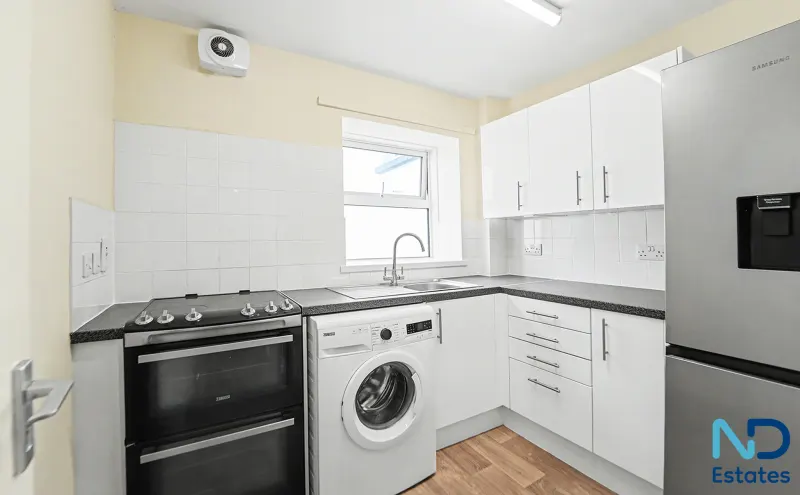 St Helier - Spacious One Bedroom Apartment with Storage in Town - First Time Buyers Only, St Helier — photo 6 of 17