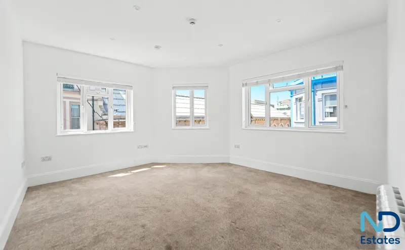 St Helier - Recently Renovated One Bedroom Duplex Apartment with Balcony, St Helier — photo 2 of 18