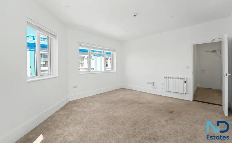 St Helier - Recently Renovated One Bedroom Duplex Apartment with Balcony, St Helier — photo 3 of 18